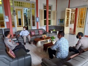 Kapolres Ende Kunjungi Uskup Agung Ende Mgr Vincentius Sensi Potokota