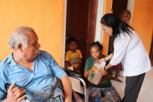 Ny. Theresia Wisang Agas Serahkan Bantuan Kursi Roda Untuk Martinus Japi