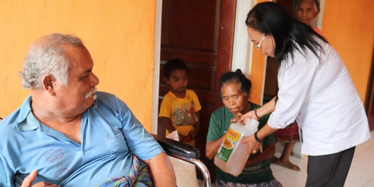 Ny. Theresia Wisang Agas Serahkan Bantuan Kursi Roda Untuk Martinus Japi