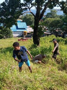 Mahasiswa KKN Unwira Tanam Pohon di Kawasan Bolok
