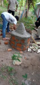 Mahasiswa KKNT-PPM UNWIRA Di Desa Udiworowatu, Olah Kelapa Jadi Asap Cair