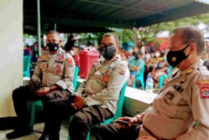 Wakapolres Lembata Pantau Vaksinasi Buruh, Ojek, Sopir dan Pedagang Asongan  di Pelabuhan Laut Lewoleba