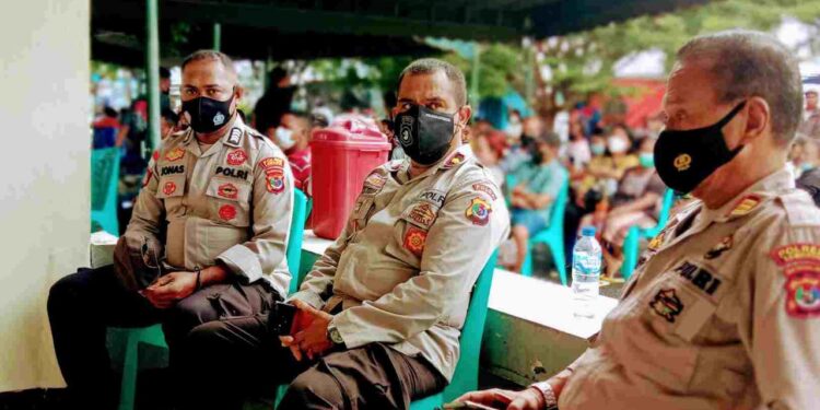 Wakapolres Lembata Pantau Vaksinasi Buruh, Ojek, Sopir dan Pedagang Asongan  di Pelabuhan Laut Lewoleba