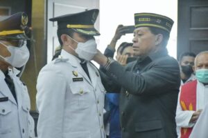 Wabup Manggarai Heri Ngabut Lantik 10 Camat : “Jangan Hanya Duduk di Kantor , Tapi Jumpa Rakyat”