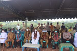 Biara Susteran Agustinian CJD Mulai dibangun, Uskup Agung Ende Vinsensius dan Bupati Djafar Letakan Batu Pertama