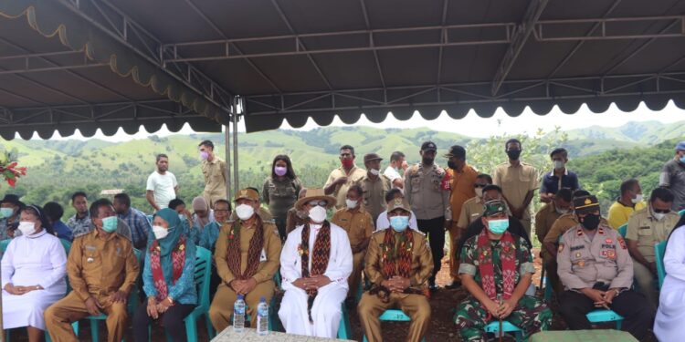 Biara Susteran Agustinian CJD Mulai dibangun, Uskup Agung Ende Vinsensius dan Bupati Djafar Letakan Batu Pertama