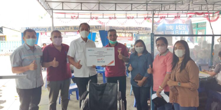 BNI Cabang Ende Serahkan Bantuan Kursi Roda Untuk Difabel dan Lansia