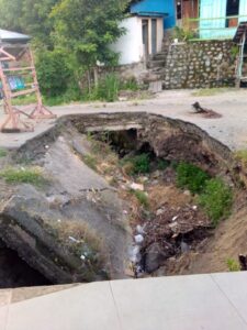 Deker Desa Tou-Ende Rusak, Transportasi Antar Kabupaten Terganggu