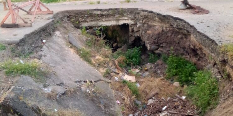 Deker Desa Tou-Ende Rusak, Transportasi Antar Kabupaten Terganggu