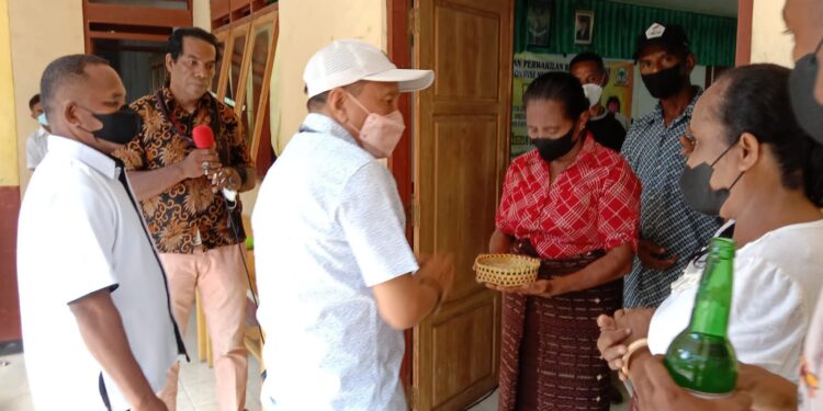 Reses di Desa Watotika Ile, Anggota DPRD Provinsi NTT,  Yohanes De Rosari  Diterima Secara Adat