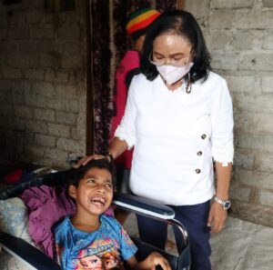 Lumpu Sejak Lahir, Aprilia Dapat Bantuan Kursi Roda Dari Ketua TP-PKK dan Dekranasda Matim