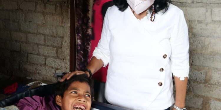 Lumpu Sejak Lahir, Aprilia Dapat Bantuan Kursi Roda Dari Ketua TP-PKK dan Dekranasda Matim