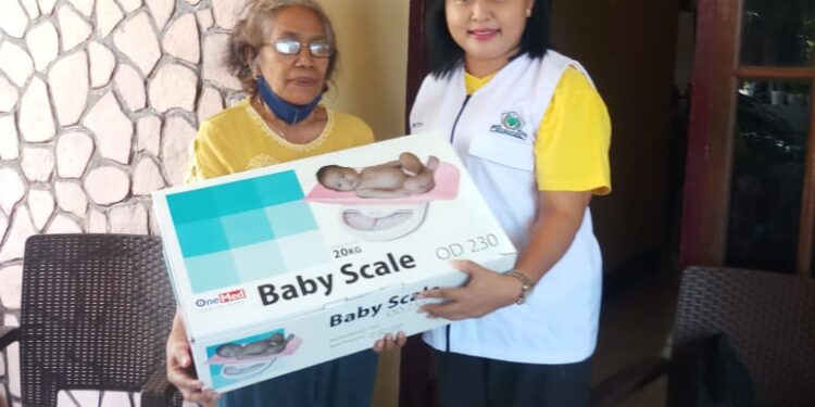 Maria Yasinta Maku Djawa Kunjungi Masyarakat, Serahkan Bantuan Bagi Kelompok Bintang Ende