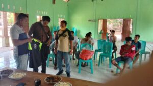 Serahkan Bantuan, Warga Todanara Minta De Rosari Jadi Bupati Lembata