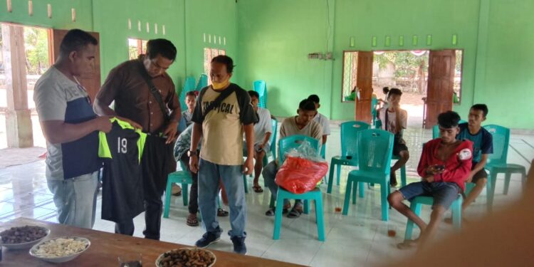 Serahkan Bantuan, Warga Todanara Minta De Rosari Jadi Bupati Lembata