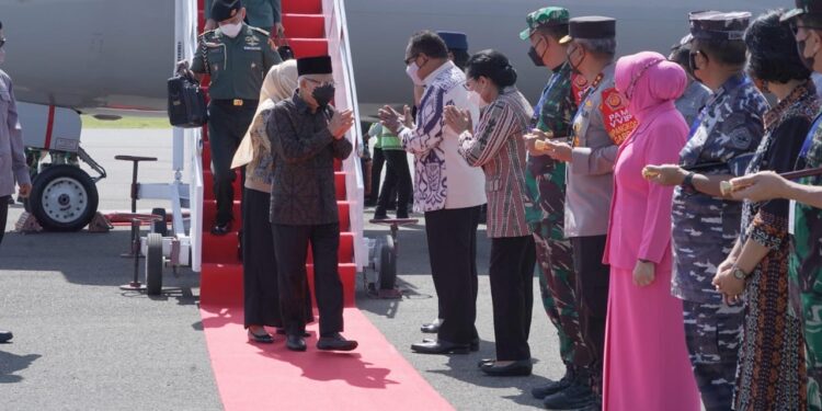 Pangdam IX/Udayana Sambut Wapres di Bandara Komodo