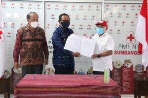 PMI NTT Serahkan Ambulans Untuk PMI Kota Kupang