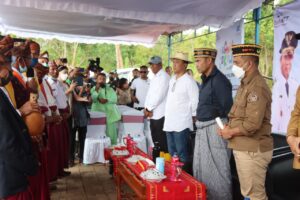 Gubernur Laiskodat Tanam Benih Jagung di Tengah Hujan Deras
