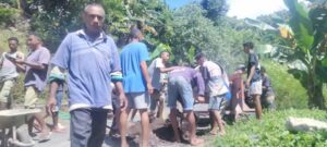 Masyarakat Puor Meluwiting Gemohing Perbaiki Jalan Utama Dalam Desa Yang Rusak