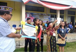 Bupati Andreas Penuhi Janjinya Beri Dwi Putri Bonus 100 Juta