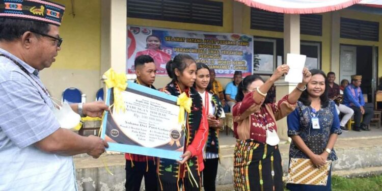 Bupati Andreas Penuhi Janjinya Beri Dwi Putri Bonus 100 Juta