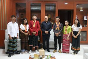 Gubernur NTT Tantang Mahasiswa KMK Santo Stanislaus Buat Riset Permasalahan di Desa