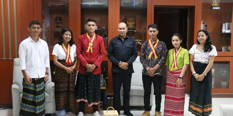 Gubernur NTT Tantang Mahasiswa KMK Santo Stanislaus Buat Riset Permasalahan di Desa