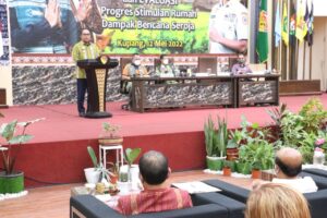 Kepala BNPB Letjen TNI Suharyanto Pantau Rumah Badai Seroja di NTT