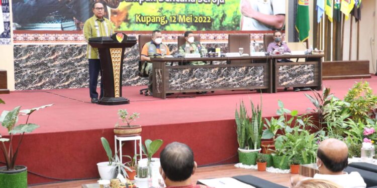 Kepala BNPB Letjen TNI Suharyanto Pantau Rumah Badai Seroja di NTT