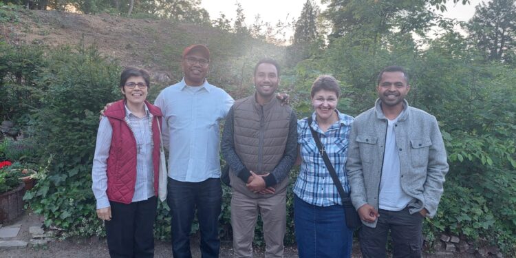 Tiga Misionaris Indonesia Nyekar ke Makam Bernard Bode SVD di Belanda