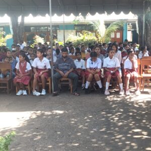 62 Siswa SD INPRES 2 Waikomo Terima Cindramata