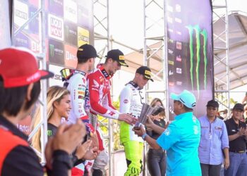 Tutup MXGP Indonesia 2022, Ketum IMI Bamsoet Serahkan Trophy Juara MXGP Samota Kepada Tim Gajser (Slovenia)