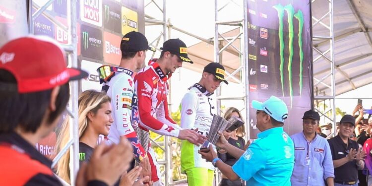 Tutup MXGP Indonesia 2022, Ketum IMI Bamsoet Serahkan Trophy Juara MXGP Samota Kepada Tim Gajser (Slovenia)