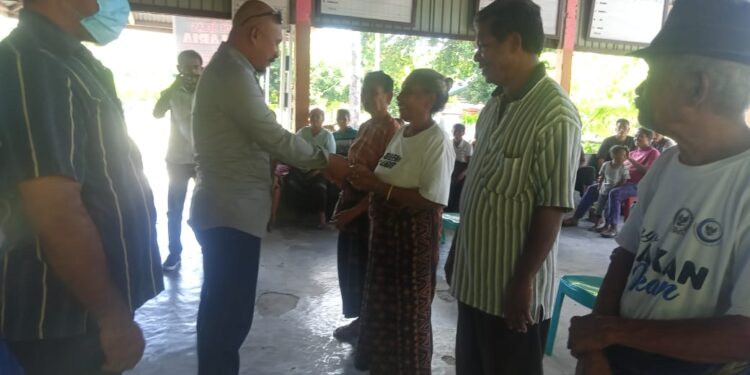 Warga Desa Kotabaru Ende Terima BLT Tahap ll