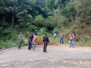 Komisi ll DPRD Lembata Tinjau Jalan Lintas Tapobaran-Lewoeleng