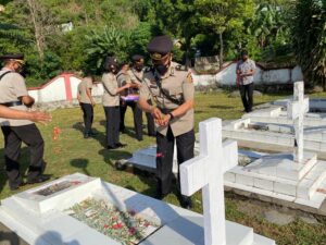 Polres Ende Ziarah ke Taman Makam Pahlawan Songsong HUT Bhayangkara