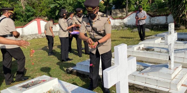 Polres Ende Ziarah ke Taman Makam Pahlawan Songsong HUT Bhayangkara