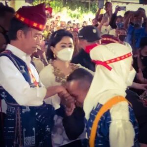 Satpam Bank NTT Bajawa Bahagia Cium Tangan Presiden Jokowi