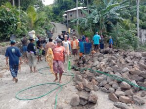 Warga Warawatung Gotong Royong Bangun Drainase