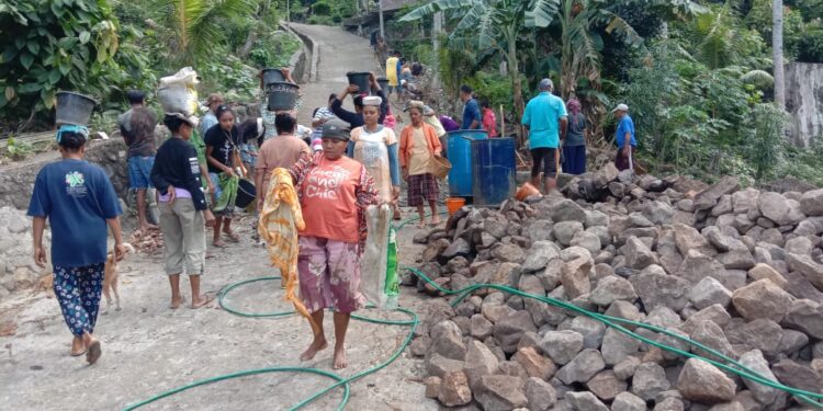 Warga Warawatung Gotong Royong Bangun Drainase