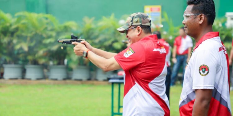 Ketua MPR RI Bamsoet Juara Pertama Best of The Best kelas Eksekutif Kejuaraan Menembak Jaksa Agung Cup 2022