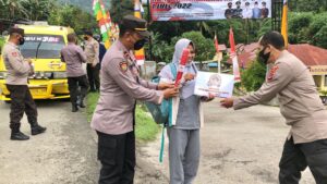 Polsek Ndona Kasih Souvernir Bagi Pengguna Jalan di HUT ke 76 Bhayangkara