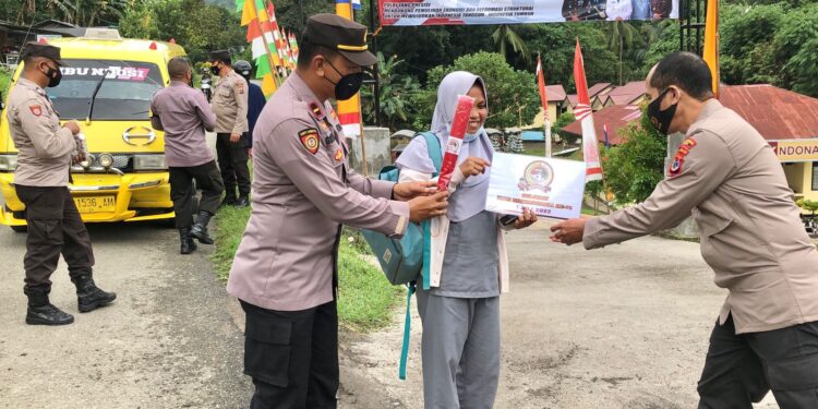 Polsek Ndona Kasih Souvernir Bagi Pengguna Jalan di HUT ke 76 Bhayangkara