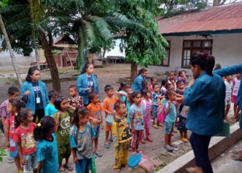 Mahasiswa KKNT-PPM UNWIRA Sapa Desa Tonggo Nagekeo, Aman Calistung