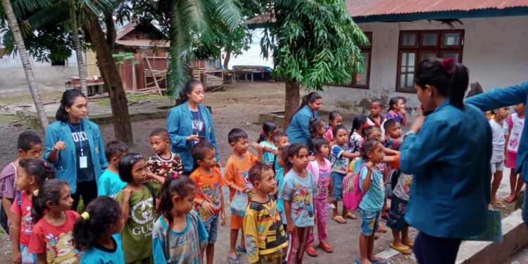 Mahasiswa KKNT-PPM UNWIRA Sapa Desa Tonggo Nagekeo, Aman Calistung