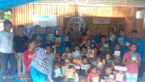 Mahasisiwa Prodi PBSI Uniflor Apalikasi Mata Kuliah Statistik Pendidikan di Teras Baca Anmok