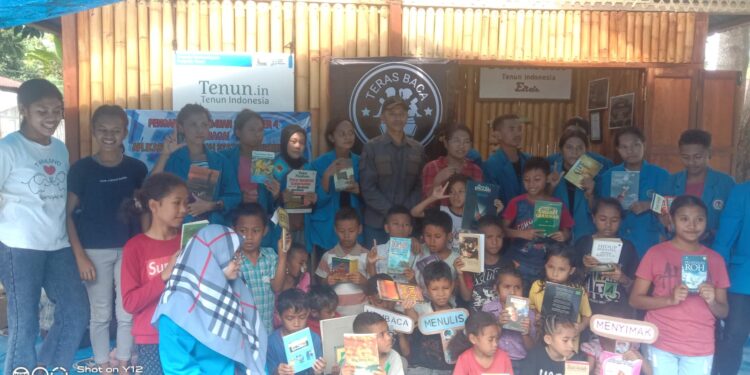 Mahasisiwa Prodi PBSI Uniflor Apalikasi Mata Kuliah Statistik Pendidikan di Teras Baca Anmok