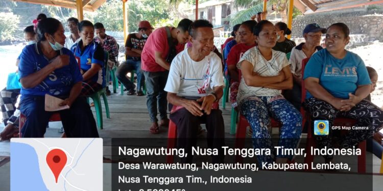 Warga Desa Warawatung Terima BLT dan Bersihkan Sampah