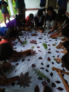 Mahasiswa KKN UNWIRA di Wajo Nagekeo Perkenalkan Eco Print