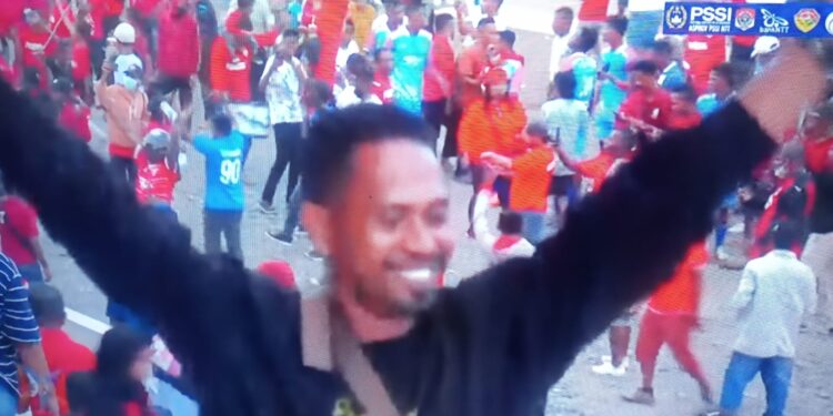 Suporter Perseftim Gelorakan GOR 99 : Taklukan Persematim 2-1